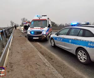 Dachowanie osobówki na moście w Bieruniu