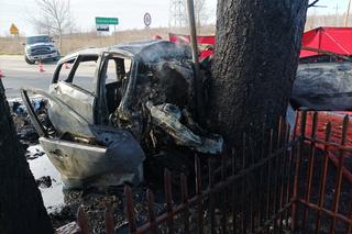 Śmiertelny wypadek pod Zgierzem! Mężczyzna spłonął w objętym pożarem fordzie [ZDJĘCIA]