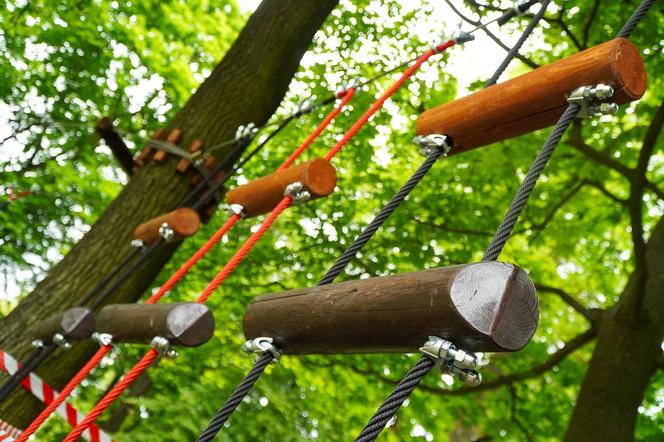 Budują park linowy nad jeziorem. Nowa atrakcja niebawem na Mazurach [ZDJĘCIA]