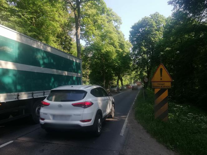 Jazda na zderzaku przyczyną wypadku. Na al. Wojska Polskiego w Olsztynie zderzyły się trzy auta