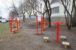 Zwisające ZWŁOKI na siłowni plenerowej! Makabryczne odkrycie w parku w Warszawie