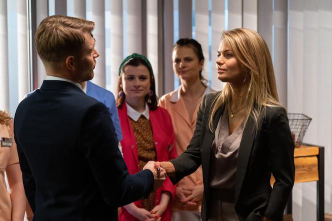  Na dobre i na złe, odcinek 842: Agata nowym dyrektorem Leśnej Góry! Beger wręczy jej nietypowy prezent - ZDJĘCIA