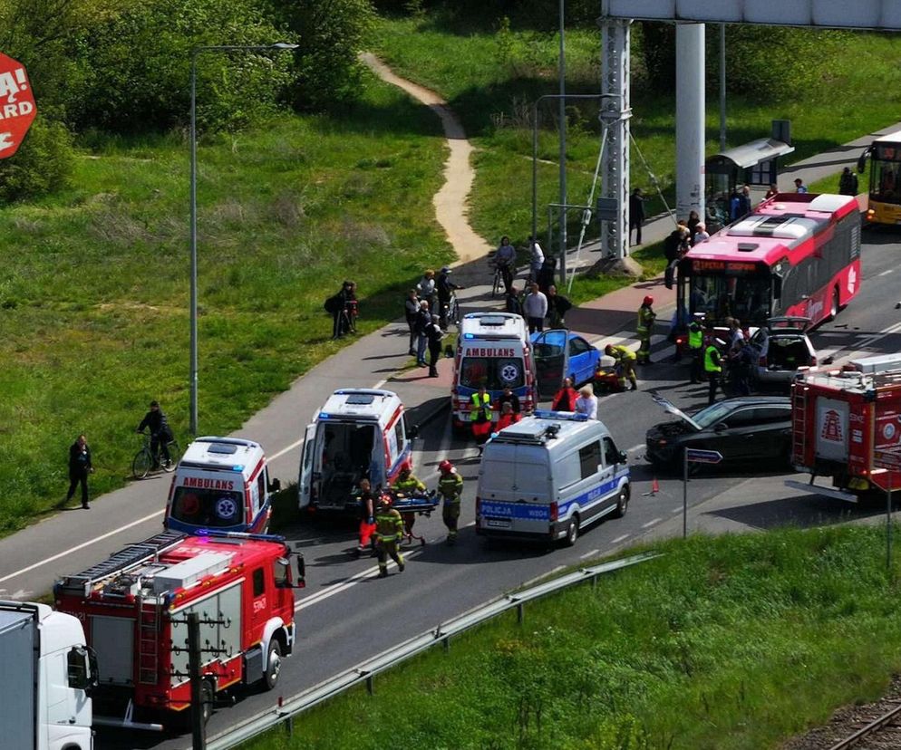 Stargard: 12 poszkodowanych po zderzeniu autobusu z samochodami. WIDEO z monitoringu
