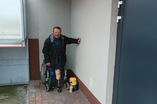 Wygonili mnie z domu, więc mieszkam w miejskim szalecie