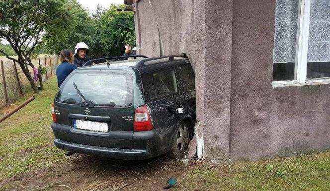 Sięgając po torebkę wbiła się w dom