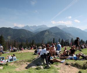 Koniec wakacji, a turyści szturmują Tatry. Na szlakach tłumy