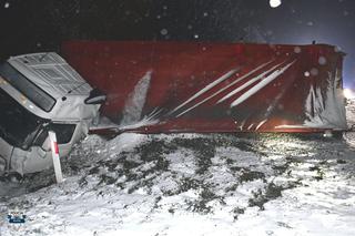 Wjechał busem prosto pod ciężarówkę. Przód auta kompletnie rozerwało. 75-latek zginął na miejscu