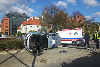 Łódź: KOSZMARNY wypadek radiowozu na Żeromskiego. Kierowca nie ustąpił pojazdowi na sygnale [ZDJĘCIA]