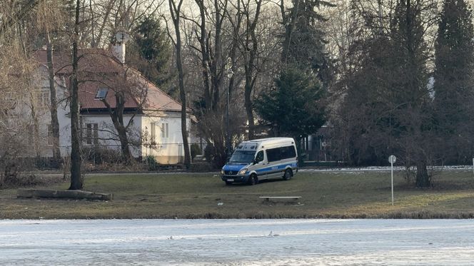 Skrajna nieodpowiedzialność. Spacerują po płytkim lodzie z dziećmi i psami. Dramat na Pradze-Południe w Warszawie