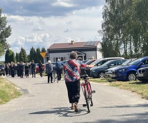  Pogrzeb rodzeństwa w Tuszowie Narodowym. Dominika i Grzegorz zginęli w wypadku. Trafili na pijanego kierowcę lawety