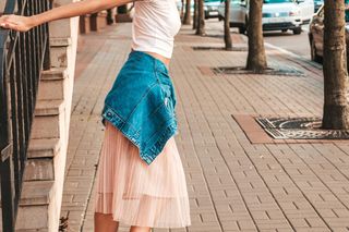 Białe sneakersy to must have w letniej garderobie. Z czym je łączyć, żeby wyglądać jak prawdziwa it-girl?