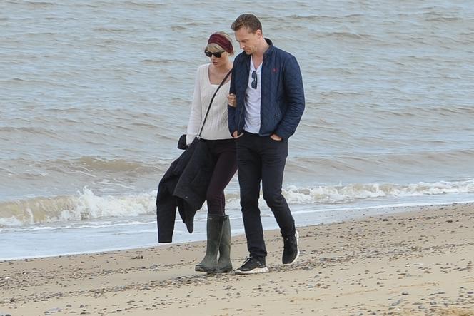 Taylor Swift i Tom Hiddleston na plaży w Anglii