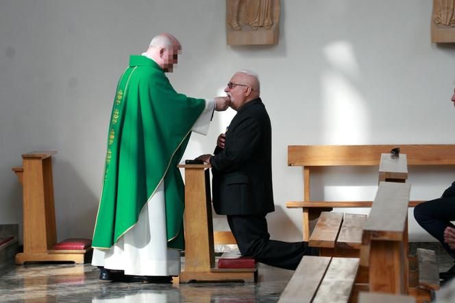 Pobożny Lech Wałęsa w kościele. Naprawdę zadał szyku, młodzieżowa fryzura