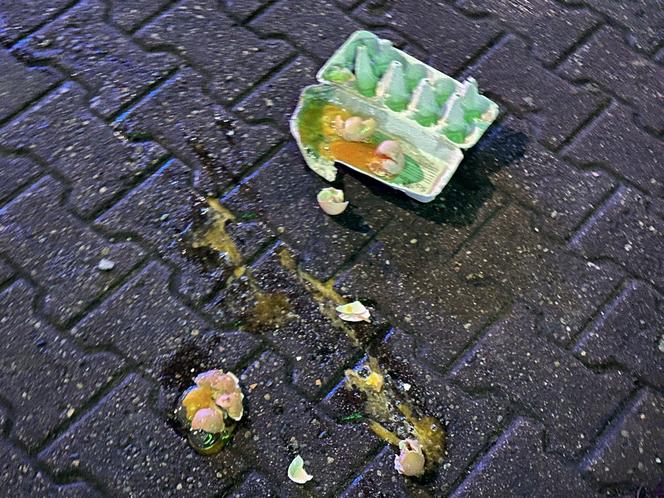 Pijacka zadyma we Włochach, nieprzytomny leżał na ulicy. W ruch poszły jajka