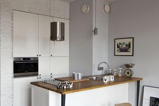 Biało-szare ściany w kuchni