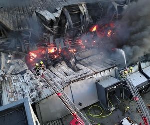  Kawle. Pożar zakładu przetwórstwa drobiowego. 120 strażaków walczy z żywiołem w czwartek, 14 sierpnia. Jeden z nich zaginął [ZDJĘCIA]