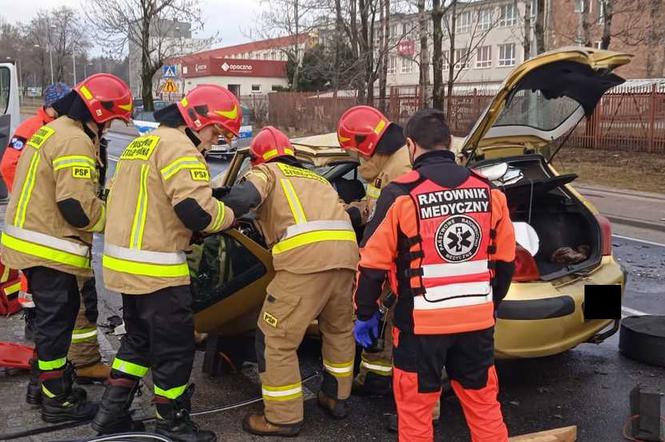 Heroiczna akcja strażaków po wypadku w Opocznie. 19-latek zakleszczony w aucie [FOTO]