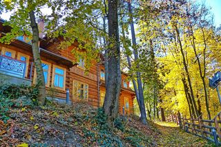 Ta małopolska willa jest hitem turystycznym. Wybudowali ją górale wraz ze sławnym malarzem