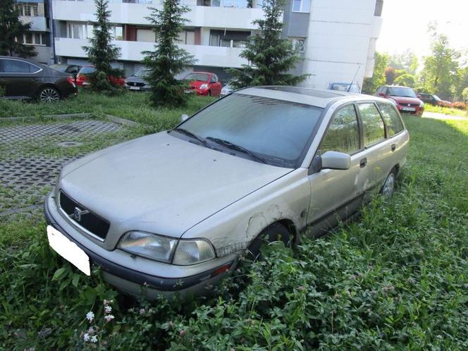 Porzucone samochody na Śląsku - zdjęcia straży miejskiej