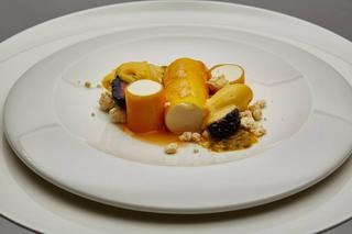 Mus z białej czekolady i kokosa z galaretką i sorbetem z marakui oraz kruszonką mleczną