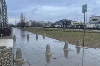 Karetka zakopała się w grząskim trawniku bo na drodze pożarowej stoją słupki 