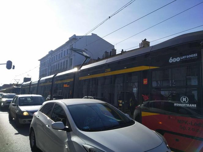 Nagłe zatrzymanie tramwajów przy Piotrkowskiej. Interweniowali ratownicy medyczni