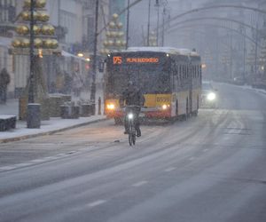 Totalny atak zimy nadciąga do Warszawy. Nawet 15 cm śniegu i silne wichury. Przeszywające zimno