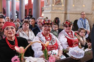 Święcenie pokarmów w strojach ludowych w Bytomiu