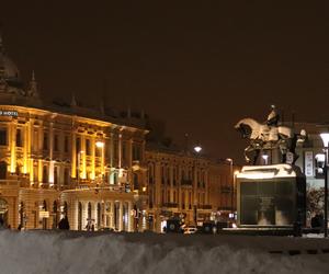 Lublin wieczorową porą. W mieście świąteczne ozdoby i hałdy śniegu. Zobacz zdjęcia!