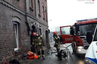 Potężny pożar w Rudzie Śląskiej. Policjanci wytargali z płomieni starszego mężczyznę!