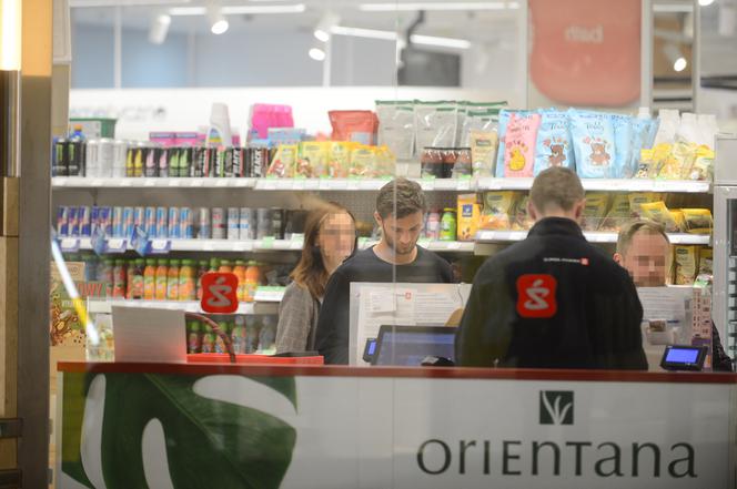 Reprezentanci Polski na zakupach w centrum handlowym w Warszawie
