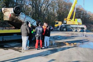 Wypadek we Wrocławiu. Auto wjechało do Odry. Wyciągnięto je po 3 miesiącach [ZDJĘCIA].