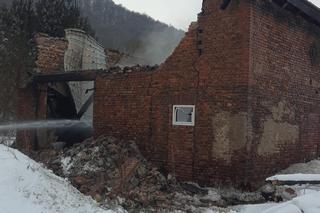 Podczas gaszenia pożaru zawaliła się ściana. Czterech strażaków rannych! 