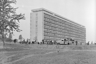 Warszawa kiedyś i dziś. Zobacz, ile się zmieniło przez 40 lat! [ARCHIWALNE ZDJĘCIA]