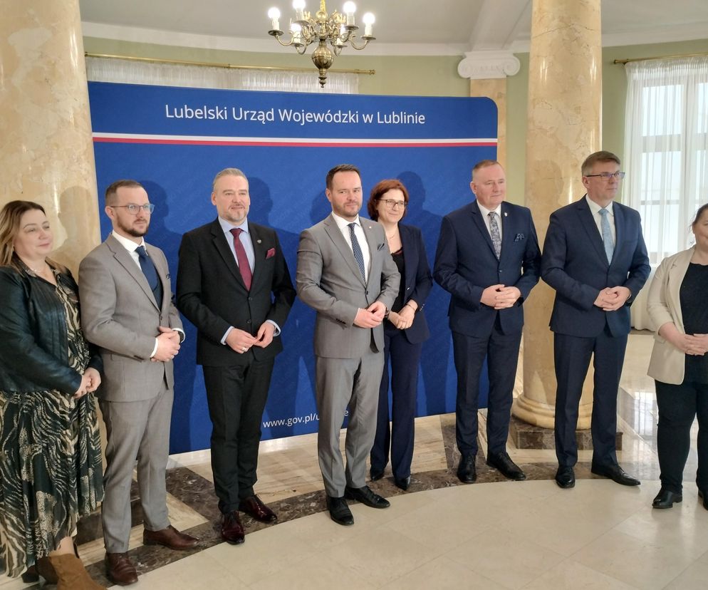 Samorządowcy podpisali umowy na dofinasowanie w LUW w Lublinie