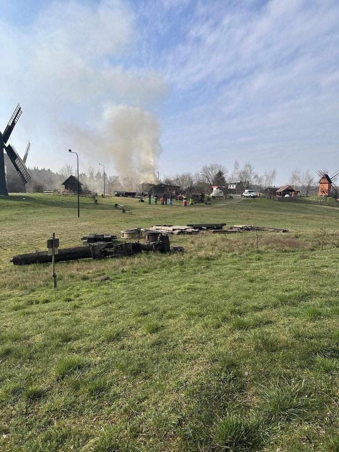 Pożar przy wiatrakach w Osiecznej. Spalił się dach Muzeum Młynarstwa i Rolnictwa 