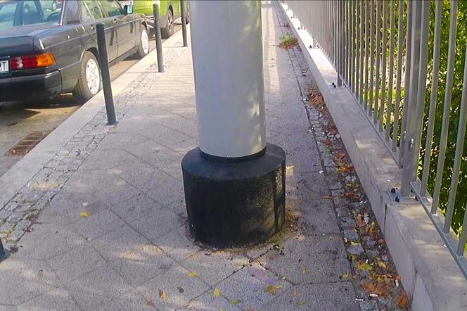 Hydrant i inne przeszkody na ulicy Asnyka