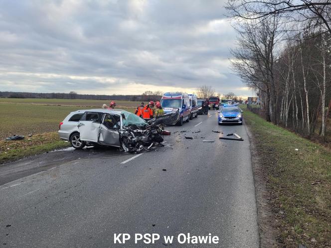 Jechał prawidłowo, zginął po zderzeniu z BMW. Widok rozbitych pojazdów przeraża