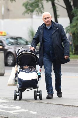 Joachim Brudziński na spacerze z wózkiem