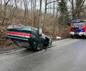 Miłkowa. Polonez caro nie poradził sobie na śliskim zakręcie. Wylądował na dachu