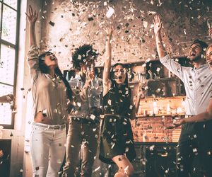 Co jeść PRZED zakrapianą imprezą, by nie mieć kaca? Co jeść w trakcie imprezy, a czego unikać, by się nie upić