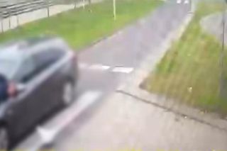 Pieszy potrącony przez seniora wpadł pod autobus. Przerażające wideo
