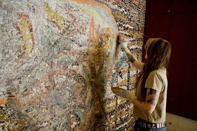 Czyszczenie mozaiki w Kiekrzu z bazgrołów