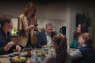 M jak miłość odc. 1796. Aleksandra (Małgorzata Pieczyńska), Szymek (Staś Szczypiński), Maja (Laura Jankowska), Kama (Michalina Sosna), Marcin (Mikołaj Roznerski), Erwin (Andrzej Dopierała)