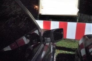 Wpadł w furię na widok... zaparkowanego samochodu. Land rover został poważnie uszkodzony