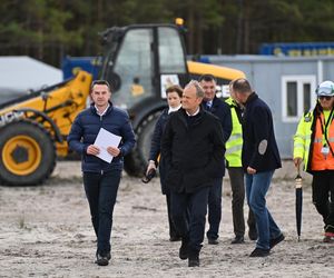 iebrowo, 15.10.2025. Premier RP Donald Tusk podczas wizyty na miejscu planowanej budowy pierwszej polskiej elektrowni jądrowej Lubiatowo – Kopalino w Biebrowie (woj. pomorskie)