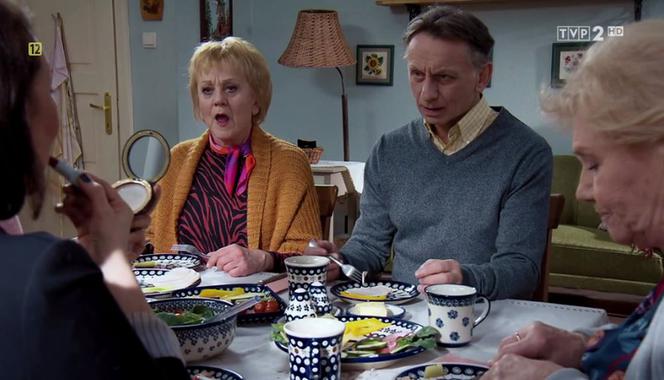 M jak miłość, odc. 1450. Robert (Krzysztof Tyniec), Kisielowa (Małgorzata Różniatowska), Marysia (Małgorzata Pieńkowska), Barbara (Teresa Lipowska)