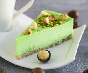 Przepis na sernik pistacjowy bez pieczenia. Deser, który smakuje jak z najlepszej cukierni