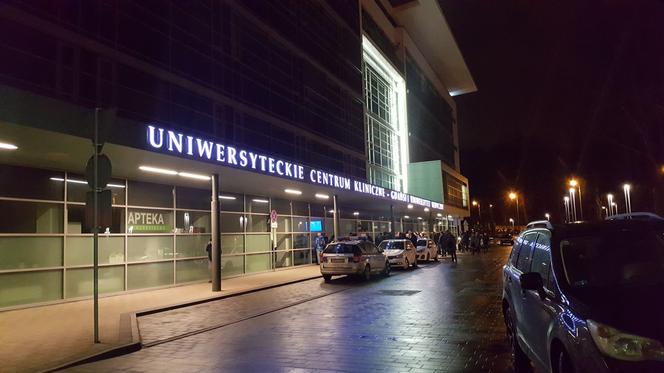 Atak na Pawła Adamowicza. Dziennikarze czekają na informacje przed szpitalem