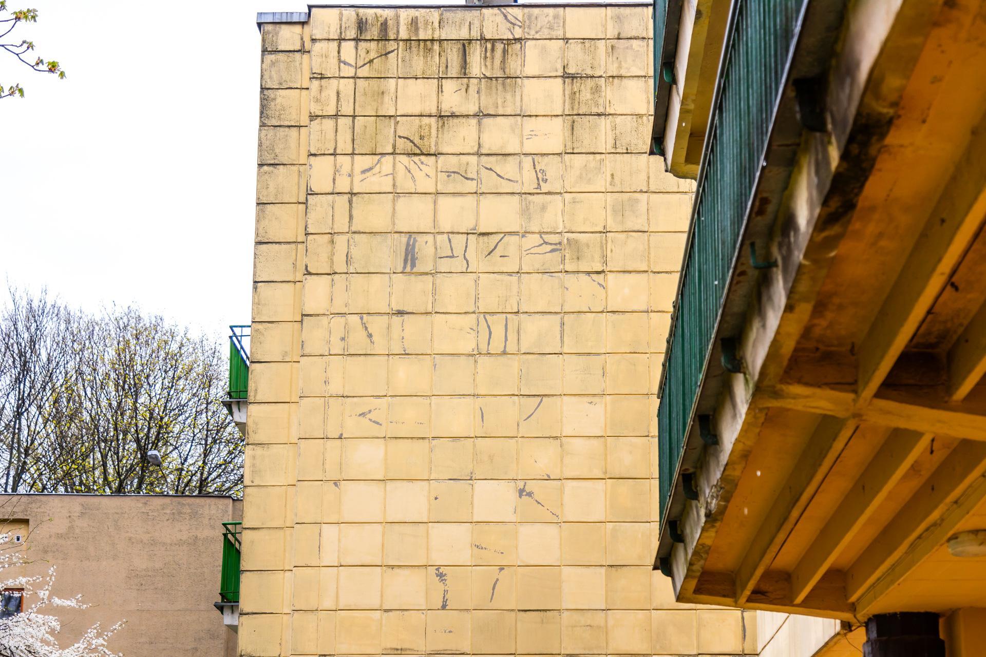 Osiedle WSM Koło II w Warszawie - zdjęcia. Pablo Picasso na ścianie i klatki schodowe typu ser